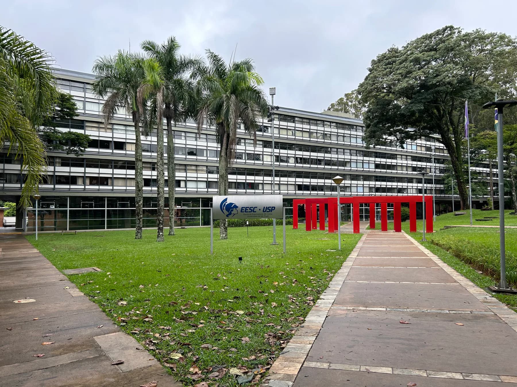 Entrance to the EESC–USP campus in São Carlos, where Vinícius develops his master's research